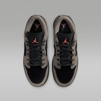 (JR) Air Jordan 1 Low SE Hitam/Lychee Mangga/Abu-Zaitun IB7111-005 Shop (JR) Air Jordan 1 Low SE Hitam/Lychee Mangga/Abu-Zaitun IB7111-005