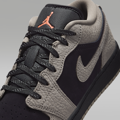 Sizing (JR) Air Jordan 1 Low SE Hitam/Lychee Mangga/Abu-Zaitun IB7111-005