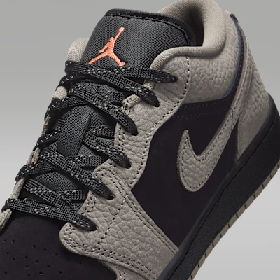 (JR) Air Jordan 1 Low SE Hitam/Lychee Mangga/Abu-Zaitun IB7111-005 Sizing (JR) Air Jordan 1 Low SE Hitam/Lychee Mangga/Abu-Zaitun IB7111-005