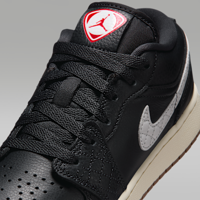 Sizing (JR) Air Jordan 1 Low SE 黑色/大學紅/皇室藍/米白 IR1142-001