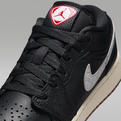 (JR) Air Jordan 1 Low SE 黑色/大學紅/皇室藍/米白 IR1142-001 Sizing (JR) Air Jordan 1 Low SE 黑色/大學紅/皇室藍/米白 IR1142-001