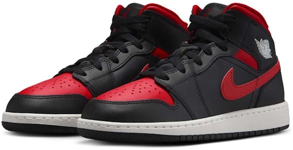 (JR) Air Jordan 1 Mid 'Hitam Merah Api' DQ8423-067 Lookbook (JR) Air Jordan 1 Mid 'Hitam Merah Api' DQ8423-067