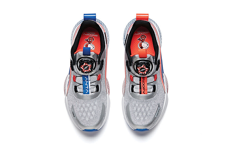 Lookbook 大童 史努比x安踏 氣墊跑步鞋 銀藍紅