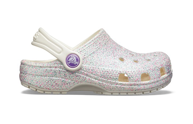 Lookbook 兒童 Crocs 戶外包頭平跟經典閃亮洞洞運動涼鞋 牡蠣色
