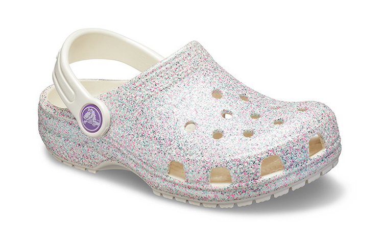 Shop 兒童 Crocs 戶外包頭平跟經典閃亮洞洞運動涼鞋 牡蠣色