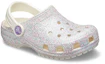 Shop 兒童 Crocs 戶外包頭平跟經典閃亮洞洞運動涼鞋 牡蠣色