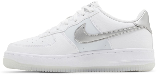 (JR) Nike Air Force 1 'Putih Kelabu Bola Sepak' FV3981-100 Lookbook (JR) Nike Air Force 1 'Putih Kelabu Bola Sepak' FV3981-100