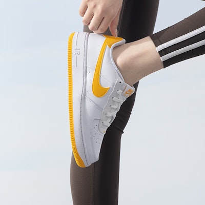 (JR) Nike Air Force 1 'Putih University Gold' FV5948-109 Lookbook (JR) Nike Air Force 1 'Putih University Gold' FV5948-109