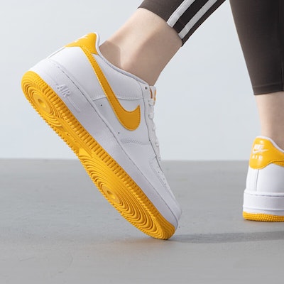 (JR) Nike Air Force 1 'Putih University Gold' FV5948-109 Shop (JR) Nike Air Force 1 'Putih University Gold' FV5948-109