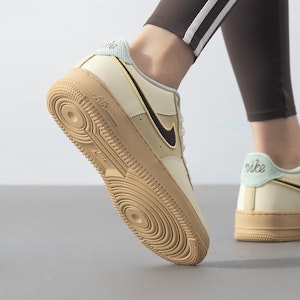 (JR) Nike Air Force 1 Low 'Passing Notes Pack' Zapatillas HQ3473-122 Purchase (JR) Nike Air Force 1 Low 'Passing Notes Pack' Zapatillas HQ3473-122