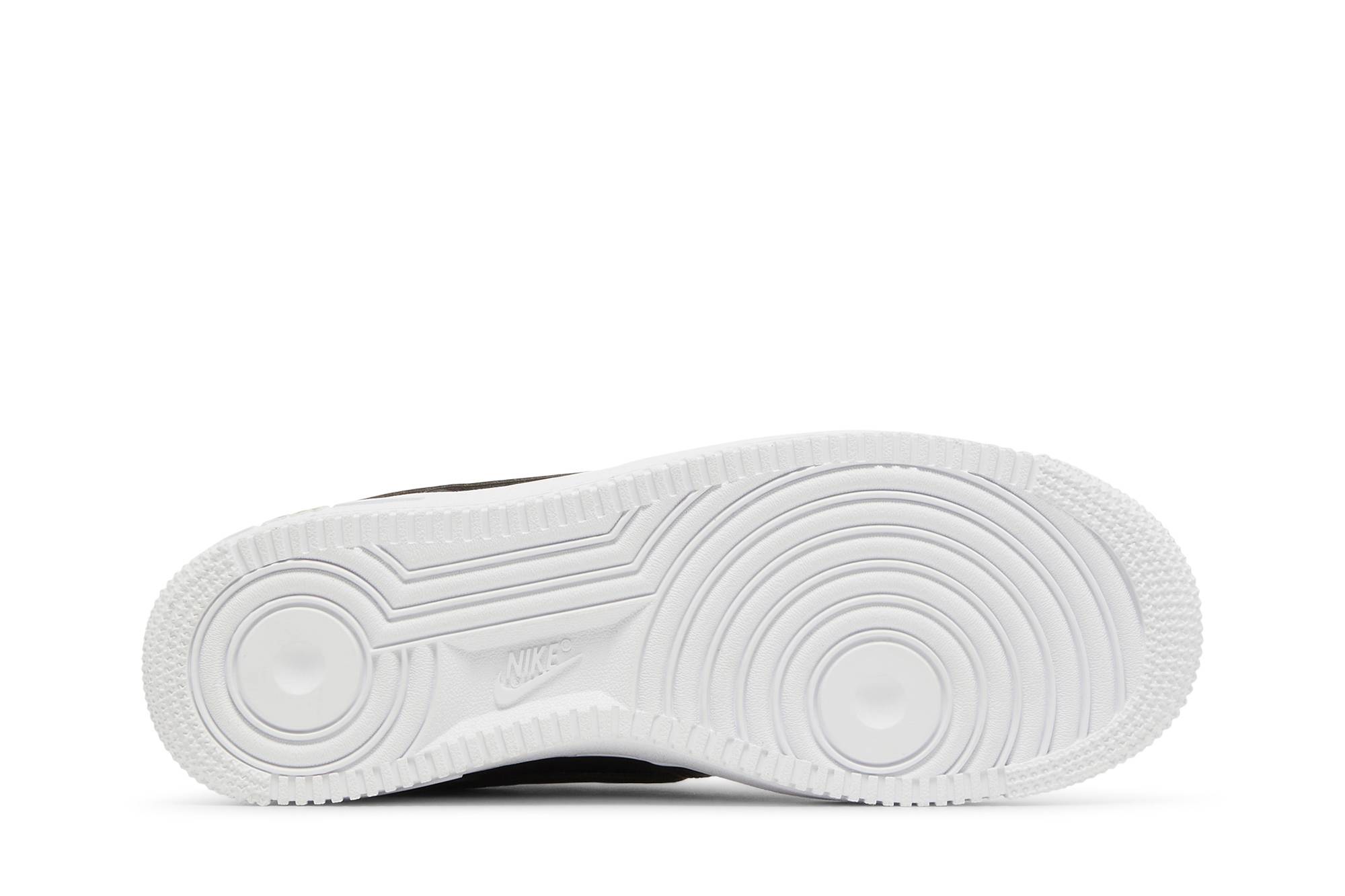 Shop Nike Air Force 1 低筒防滑耐磨板鞋 GS 黑金