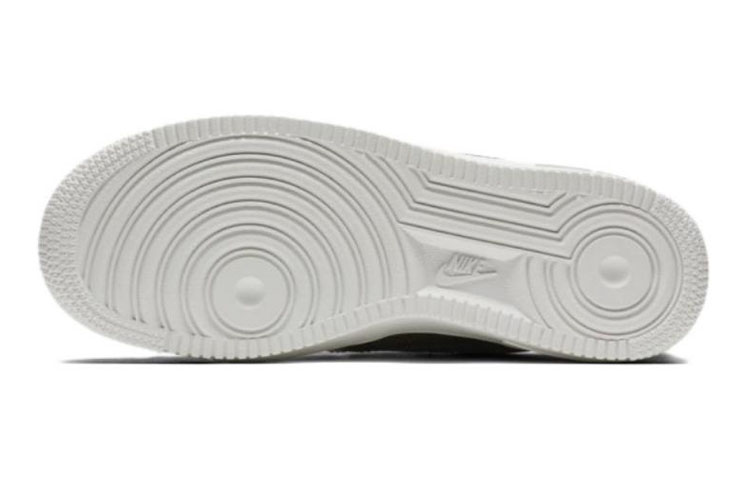 Shop Nike Air Force 1 (GS) “Pinnacle“ 低筒休閒板鞋 黑色