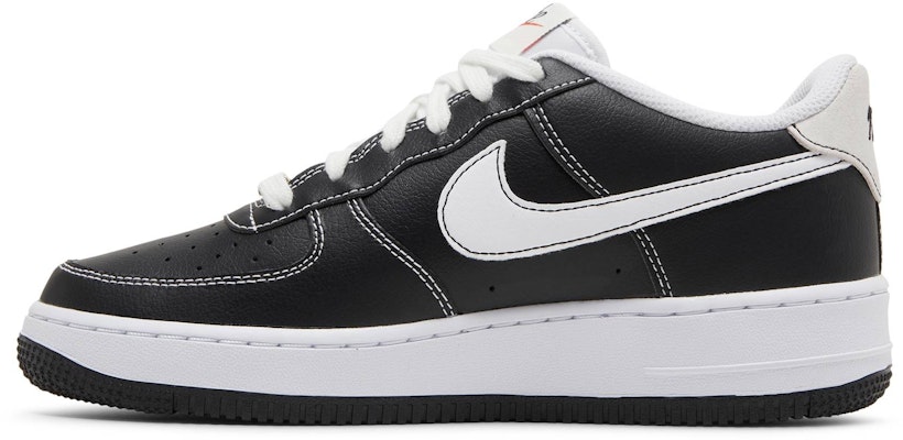 (JR) Nike Air Force 1 S50 'Hitam Putih' DB1560-001 Lookbook (JR) Nike Air Force 1 S50 'Hitam Putih' DB1560-001