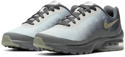 Lookbook Nike Air Max Invigor (GS) 煙灰色