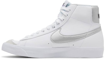 (JR) 나이키 블레이저 미드 '77 (GS) 화이트/메탈릭 실버 DA4086-101 Lookbook (JR) 나이키 블레이저 미드 '77 (GS) 화이트/메탈릭 실버 DA4086-101