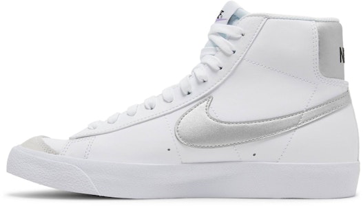 (JR) ナイキ ブレーザー MID '77 (GS) 白/メタリックシルバー DA4086-101 Lookbook (JR) ナイキ ブレーザー MID '77 (GS) 白/メタリックシルバー DA4086-101