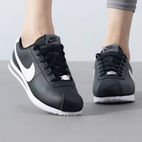Order (JR) Nike Cortez ''Schwarz Weiß'' DM0950-001