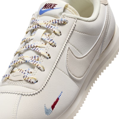 (Youth) Nike Cortez Soft Pearl/Comet Blue/Burgundy Crush/Light Alderwood Brown IH7655-001 Sizing (Youth) Nike Cortez Soft Pearl/Comet Blue/Burgundy Crush/Light Alderwood Brown IH7655-001