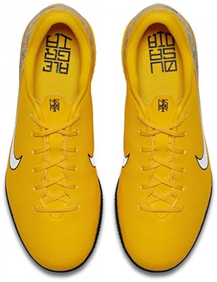 (JR) Nike JR Vaporx 12 Academy NJR IC Neymar Sepatu Futsal Warna Kuning Putih AO9474-710 Shop (JR) Nike JR Vaporx 12 Academy NJR IC Neymar Sepatu Futsal Warna Kuning Putih AO9474-710