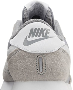 (JR) ナイキ MD バリアント "パーティクルグレー" CN8558-001 Sizing (JR) ナイキ MD バリアント "パーティクルグレー" CN8558-001