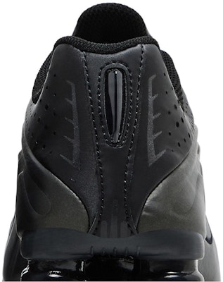 (Youth) Nike Shox R4 'Triple Black' CW2626-003 Sizing (Youth) Nike Shox R4 'Triple Black' CW2626-003