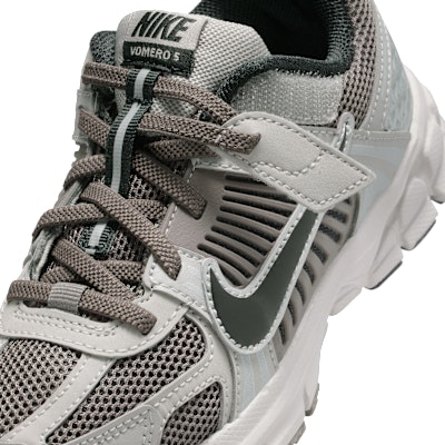 (JR) 나이키 보메로 5 컬리지 그레이/케이브 스톤/메탈릭 실버/블랙 HF6999-010 Sizing (JR) 나이키 보메로 5 컬리지 그레이/케이브 스톤/메탈릭 실버/블랙 HF6999-010