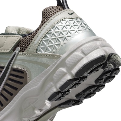 (JR) 나이키 보메로 5 컬리지 그레이/케이브 스톤/메탈릭 실버/블랙 HF6999-010 Cheap (JR) 나이키 보메로 5 컬리지 그레이/케이브 스톤/메탈릭 실버/블랙 HF6999-010