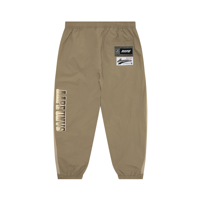 Lookbook 아페  에이프 페이스 배지 조거 캐주얼 팬츠. AAPPTMB632XXN