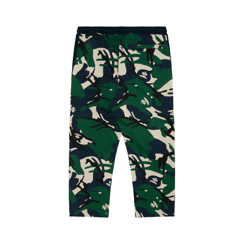 Lookbook 아페 그린 스트라이프 카모 팬츠, 원숭이 로고 및 사이드 버튼 디자인. AAPPTMA657XBL