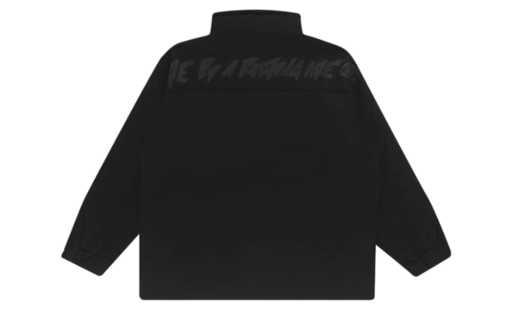 Lookbook Jaket Aape Multi-Pocket Patchwork Logo High-Neck dengan Lencana Wajah Kera. AAPJKM7395XXF