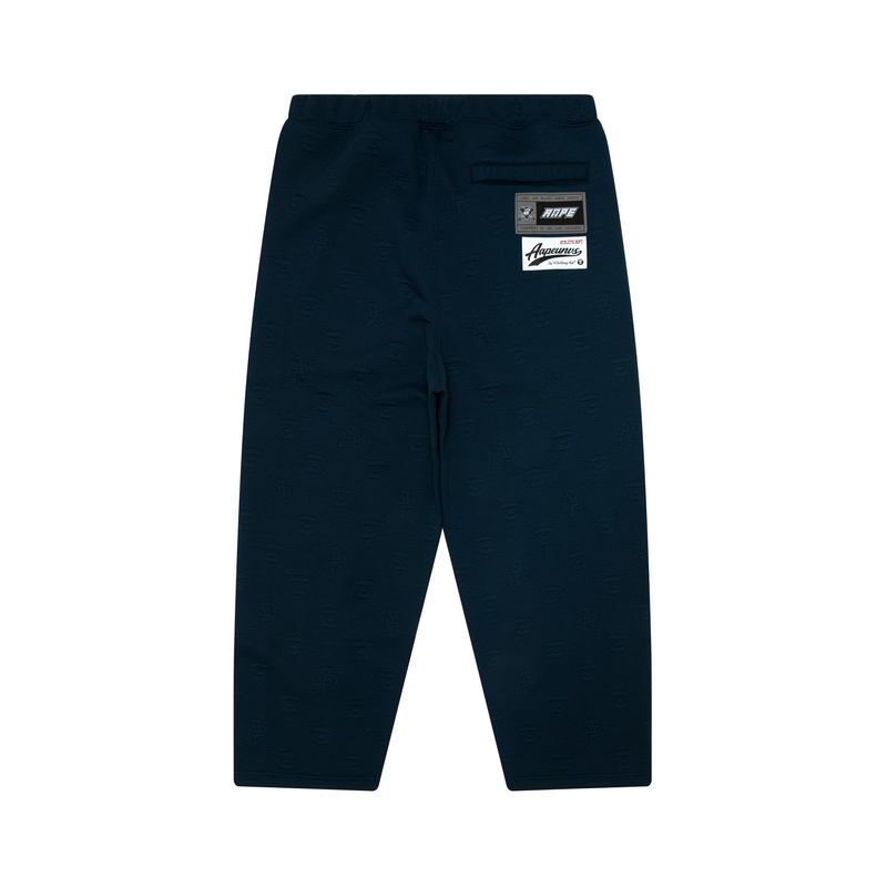 Lookbook 아페 네이비 로고 테이프 디테일 플리스 안감 캐주얼 팬츠. AAPPTMB641XXN