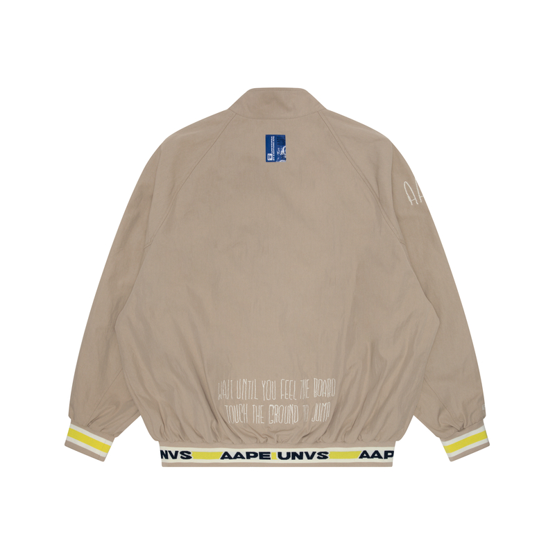 Lookbook Aape 릴렉스 핏 자켓 - 원숭이 얼굴 자수와 레터링 디테일. AAPLJM7643XXM