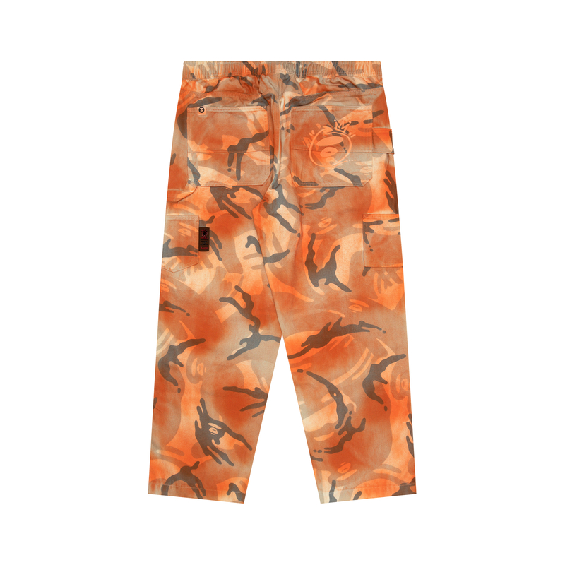 Lookbook 아페 얼굴 카모 오렌지 릴렉스 스트레이트 중간 허리 캐주얼 바지 남성용. AAPPTMA682XAM