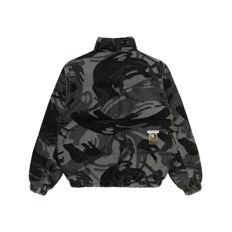 Shop Aape FW23 Jaket Denim Longgar Corak Camo dengan Lencana. AAPDNM7606XXL