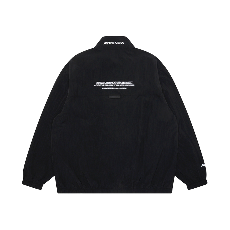 Lookbook AAPE 레터 자수 스탠드 칼라 루즈핏 지퍼 재킷 남성용. AAPLJM7640XXM