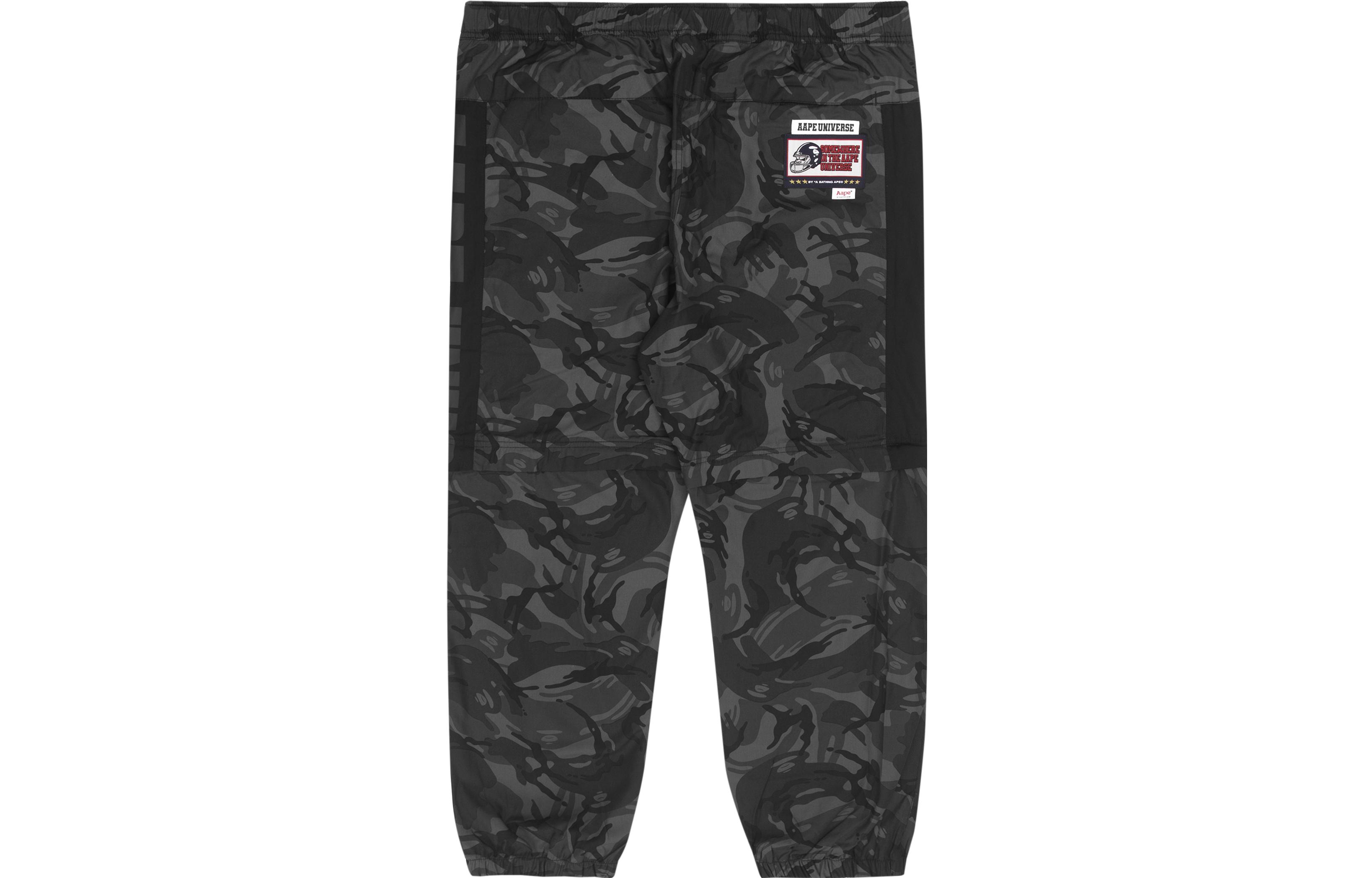 Lookbook 아페 SS22 블랙 카모 조거 팬츠 - 원숭이 로고와 자수 디테일. AAPPTM6830XAI