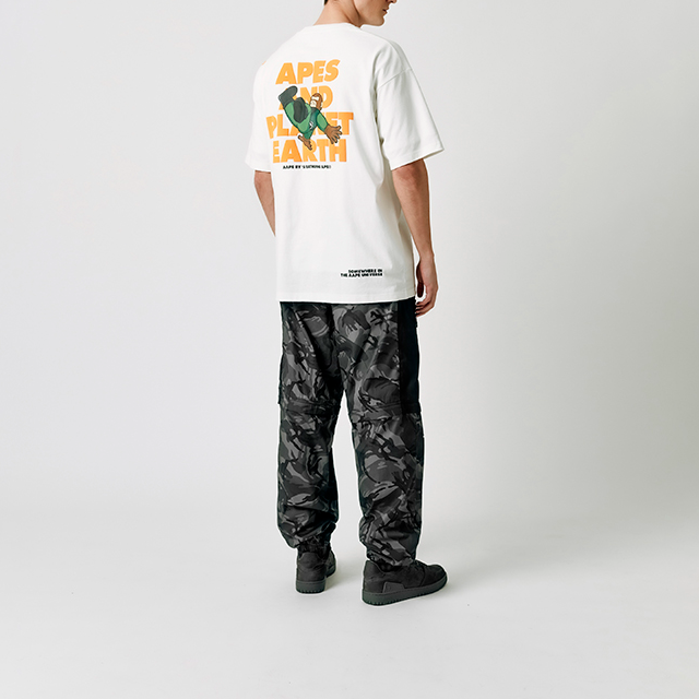 Purchase 아페 SS22 블랙 카모 조거 팬츠 - 원숭이 로고와 자수 디테일. AAPPTM6830XAI