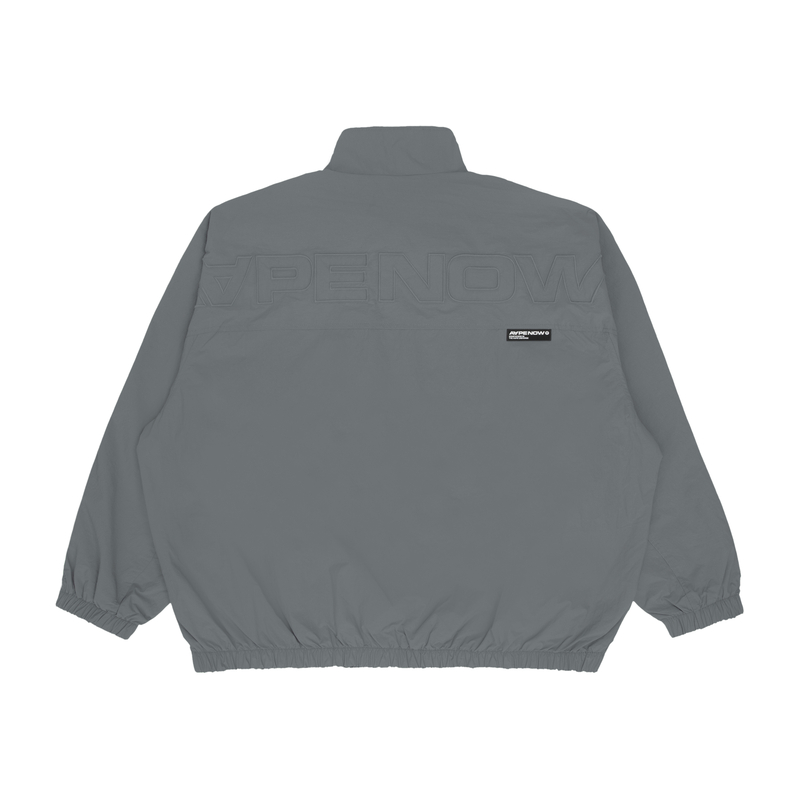 Lookbook Aape SS23 Jaket Longgar dengan Logo Ape dan Corak Huruf. AAPLJM7577XXK