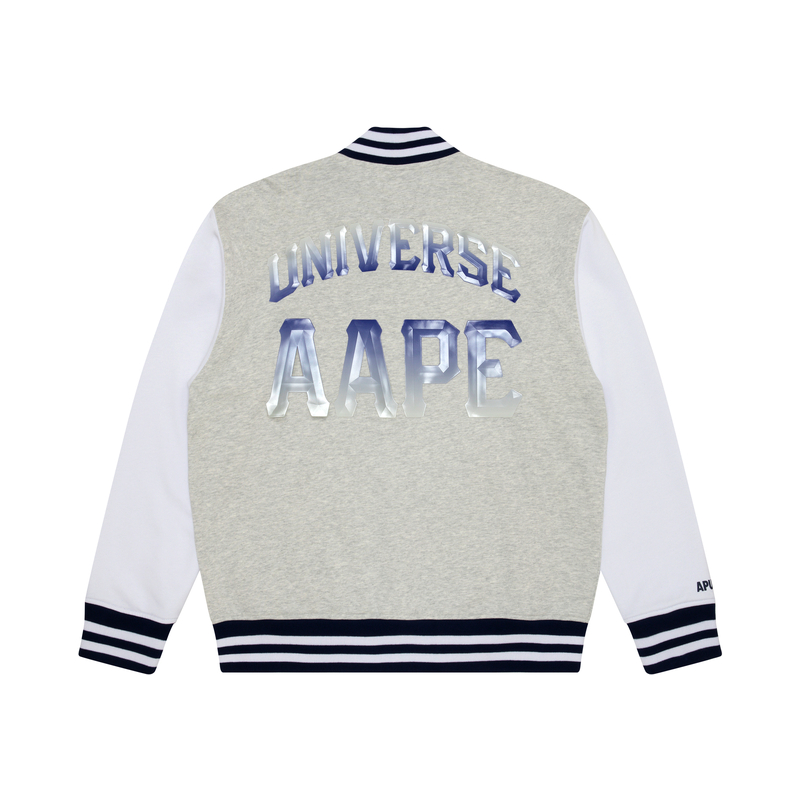 Lookbook 아페 SS23 로고 레터 프린트 루즈핏 야구 재킷 남성 그레이 화이트. AAPSWM3988XAK