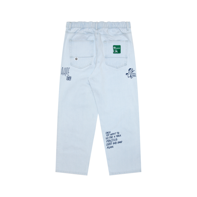 Lookbook 아페 SS24 블루 스트레이트진 - 원숭이 로고와 레터 자수. AAPJNMA681XAM