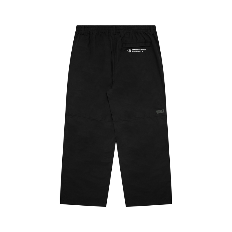 Lookbook 아페 SS24 릴렉스 팬츠 - 로고 및 자수 디테일. AAPPTMA659XXM