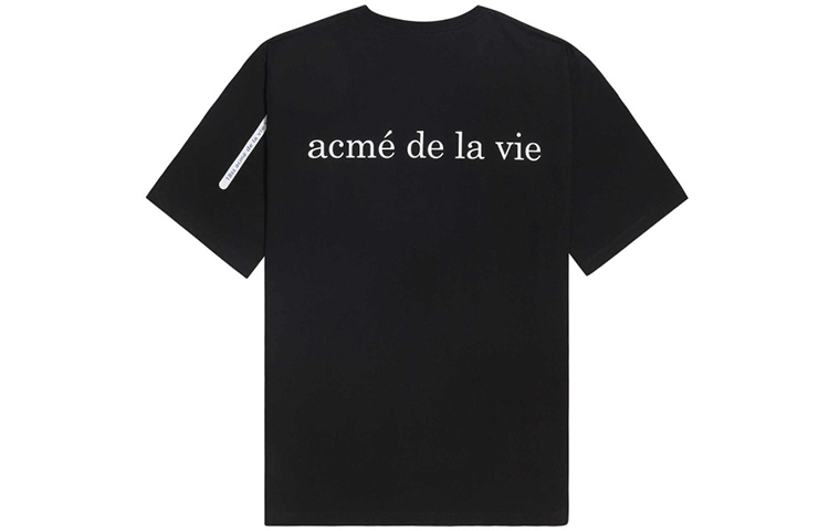 Lookbook Acmé De La Vie 男女同款男孩印花宽松黑色圆领短袖T恤 ADLV-18SS-SSBKBF-TB