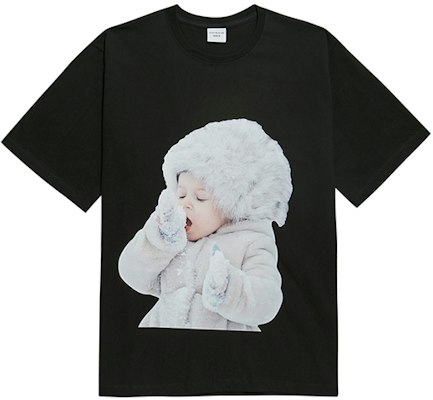 Acmé De La Vie ADLV Baby Face Black Short Sleeve T-Shirt Unisex - Snow Boy Design ADLV-19SS-SSBKBF-SNW Buy Acmé De La Vie ADLV Baby Face Black Short Sleeve T-Shirt Unisex - Snow Boy Design ADLV-19SS-SSBKBF-SNW