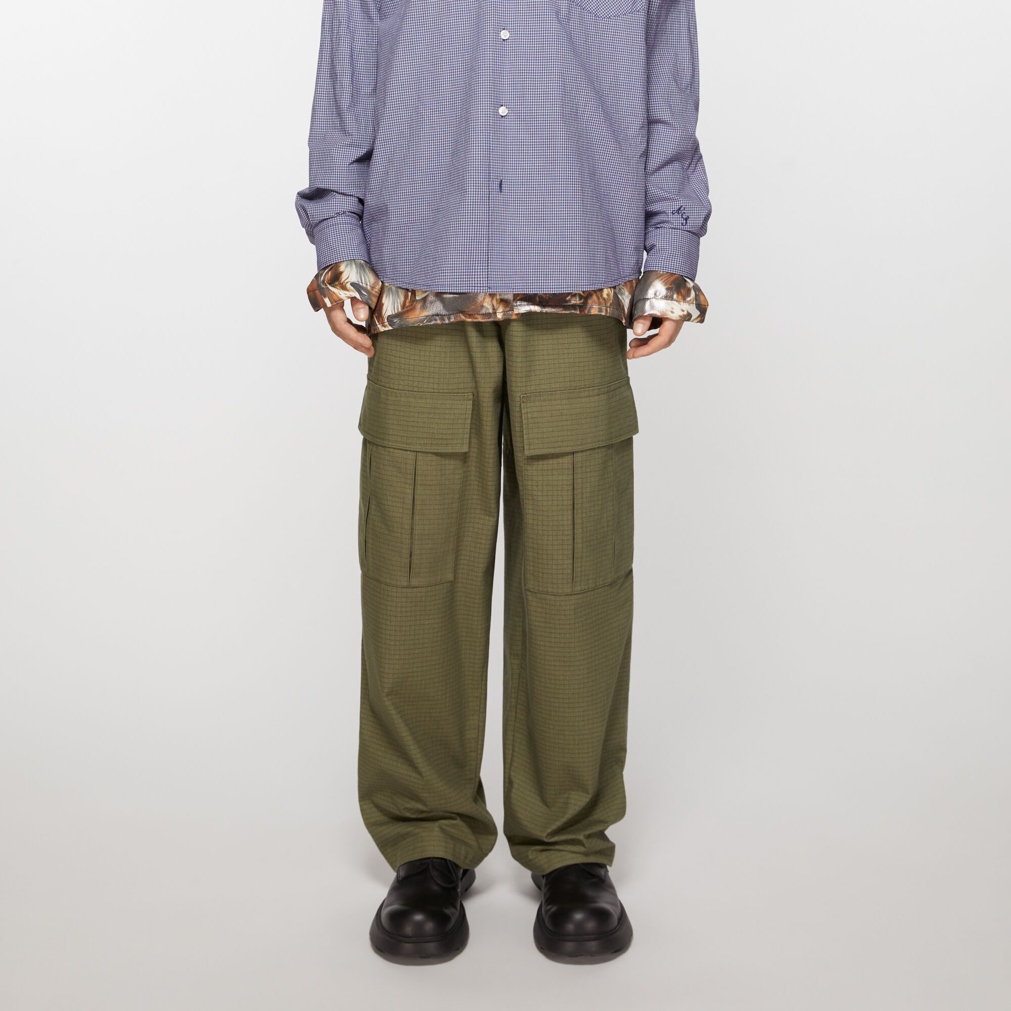 Lookbook Acne Studios Pantalones Cargo de Encaje Cuadros Desgastados Verde Oliva. BK0560-AB7