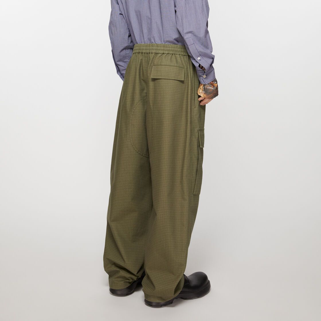 Shop Acne Studios Pantalones Cargo de Encaje Cuadros Desgastados Verde Oliva. BK0560-AB7
