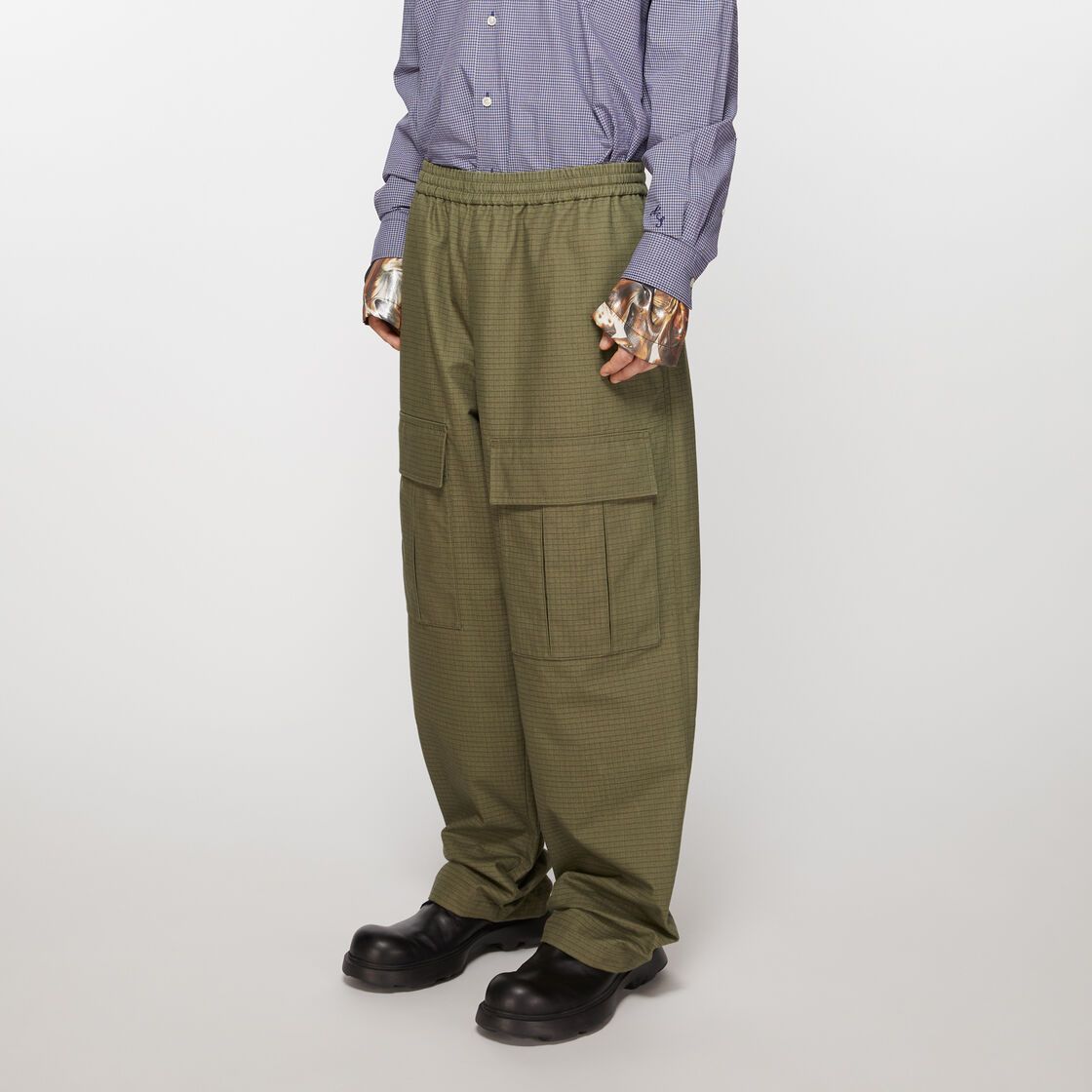 Purchase Acne Studios Pantalones Cargo de Encaje Cuadros Desgastados Verde Oliva. BK0560-AB7