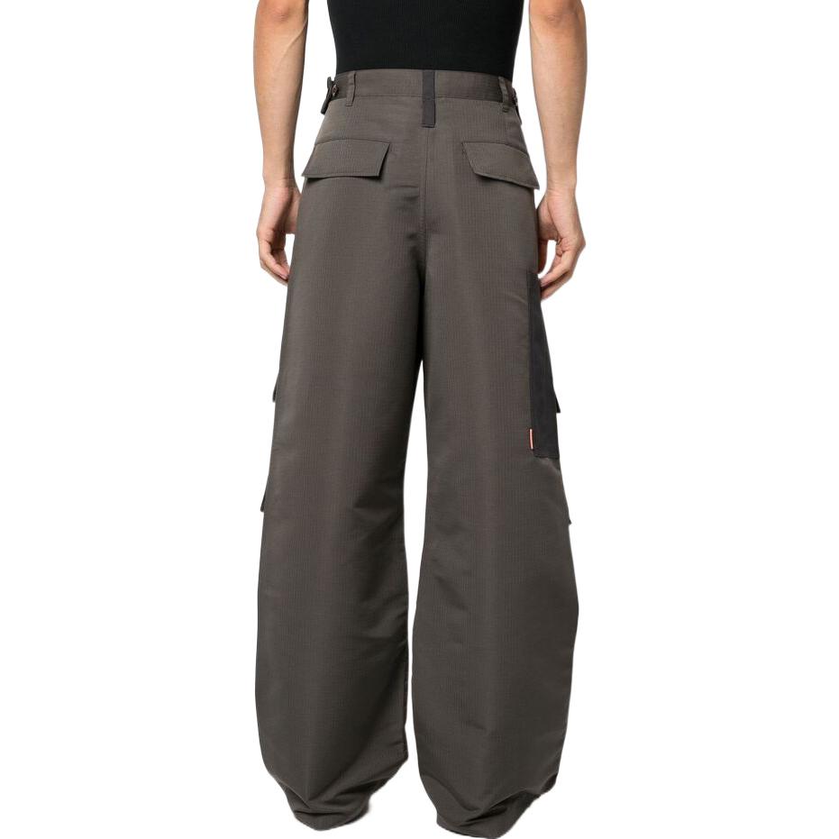 Shop Acne Studios Pantalones Cargo Rectos con Diseño Patchwork Utility. BK0488-ADO