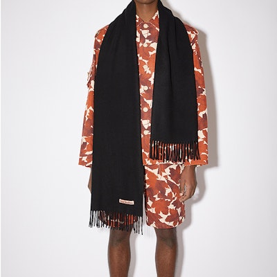 아크네 스튜디오 블랙 캐시미어 스카프 좁은 프린지 유니섹스 CA0156-900 Shop 아크네 스튜디오 블랙 캐시미어 스카프 좁은 프린지 유니섹스 CA0156-900