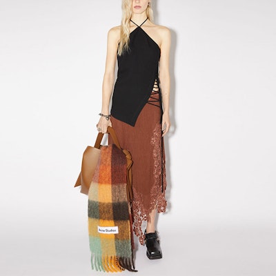 Acne Studios FW23 Skirt Maxi Kasual Coklat Karat dengan Detail Renda. AF0372-BUT Lookbook Acne Studios FW23 Skirt Maxi Kasual Coklat Karat dengan Detail Renda. AF0372-BUT