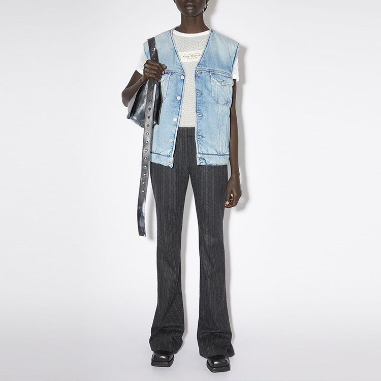 Lookbook Acne Studios FW23 Rompi Kancing V-Leher Unisex Biru Muda. C90152-228